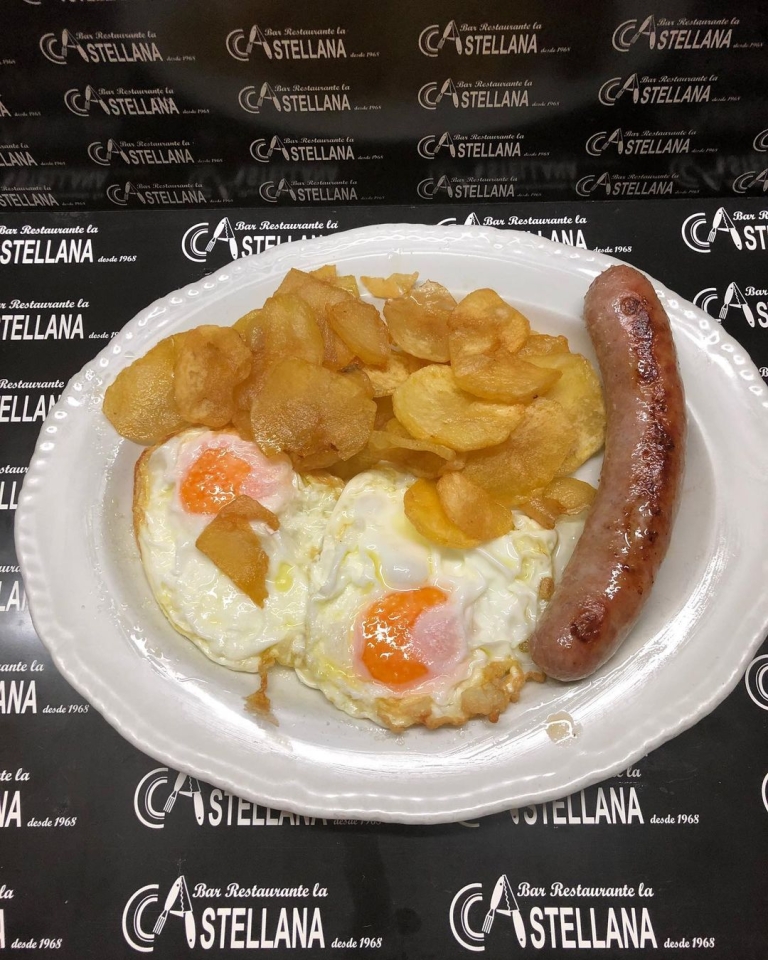 Desayunos de cuchillo y tenedor Una buena combinación lacastellana #tapas #elprat De lunes a sábado de 8 a16h.