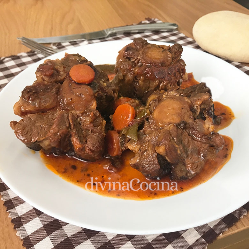 Esta receta de rabo de ternera guisado en caldereta es muy sencilla y solo tiene un secreto: que la carne sea tierna y de buena calidad.  El guiso clásico se preparaba con cola de toro, pero hoy es mucho más sencillo encontrar rabos de ternera en el mercado. Además, la carne es algo más tierna que el en caso del toro o el buey.